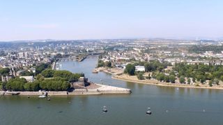 Le « Deutches Eck », vu de la cabine du téléphérique. La Moselle (en haut), se jette dans le Rhin (en bas de la photo). © D. Péronne Le « Deutches Eck », vu de la cabine du téléphérique. La Moselle (en haut), se jette dans le Rhin (en bas de la photo). © D. Péronne